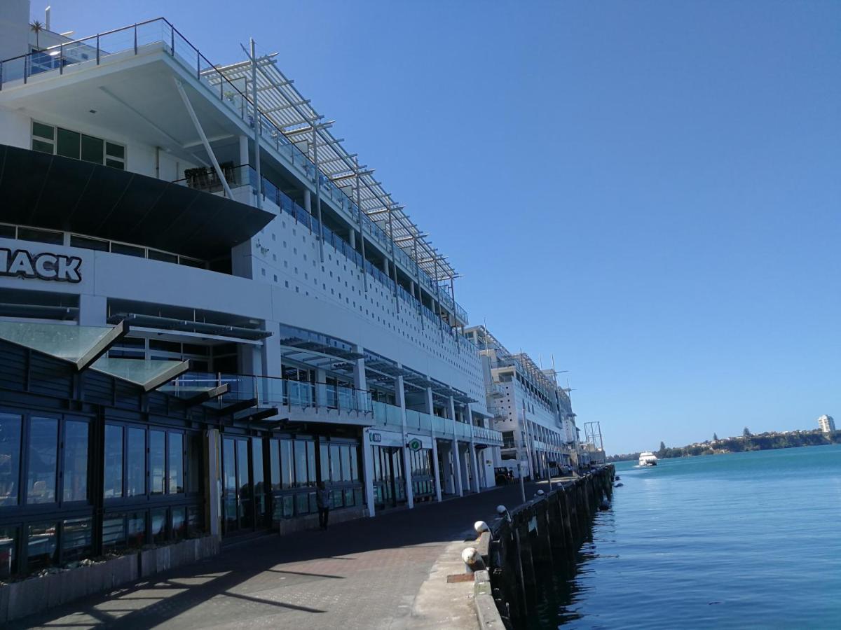 Stunning Waterfront Location With Huge Balcony! Auckland Exterior photo